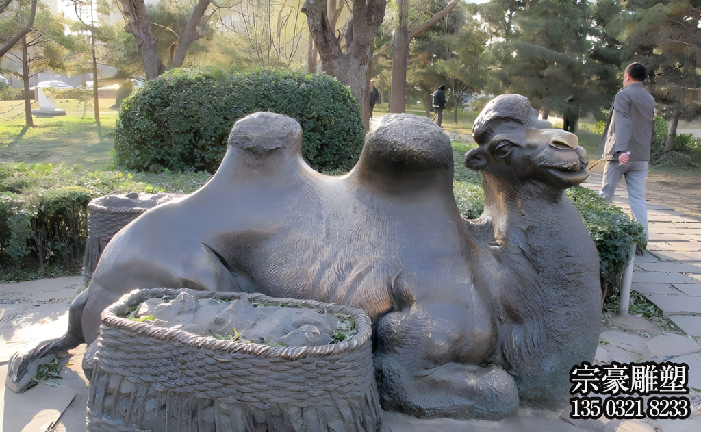 公園里的純銅鑄造駱駝，臥地休息的駱駝銅雕